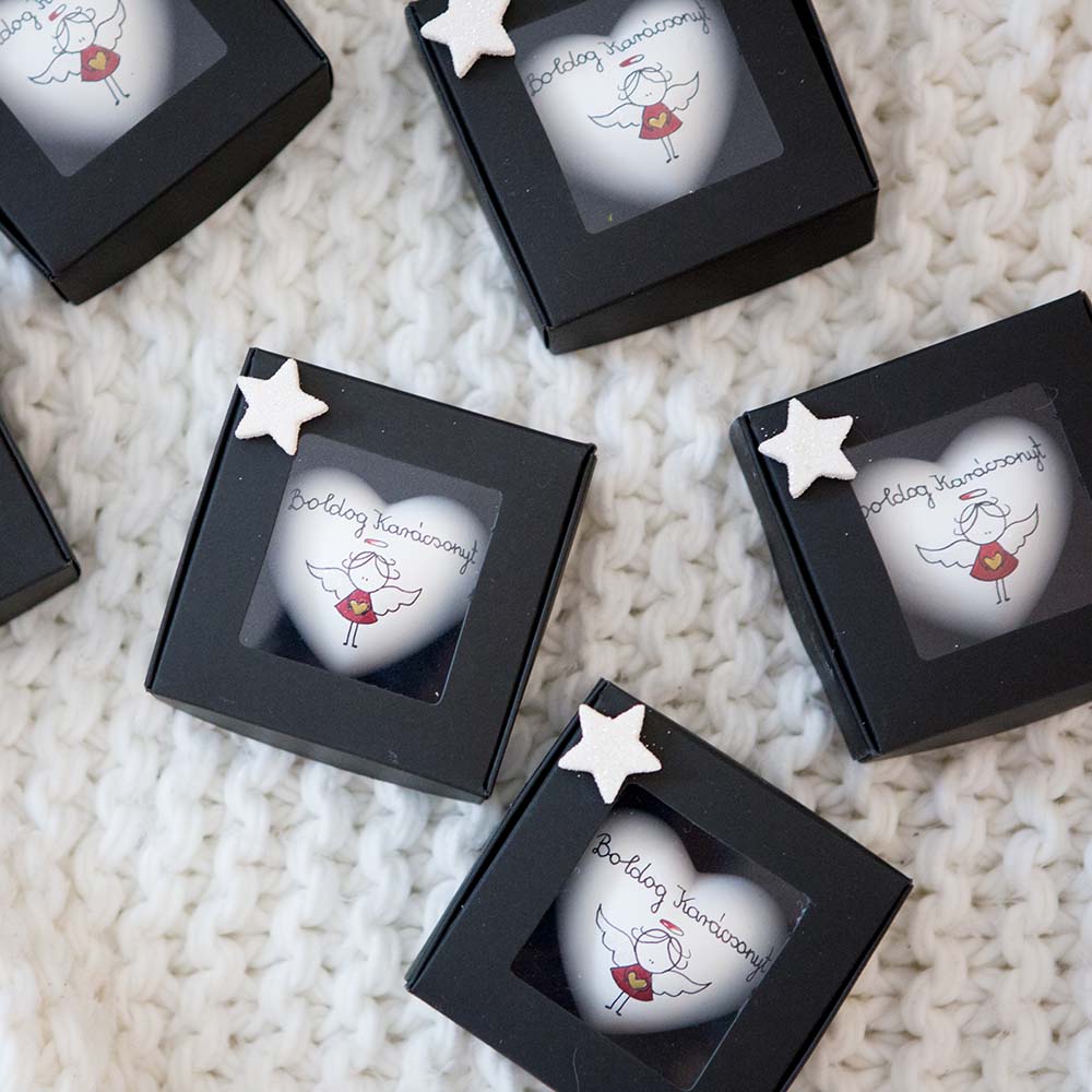 Karácsonyi ajándék - egyedi feliratozással is kérhető szív díszdobozban