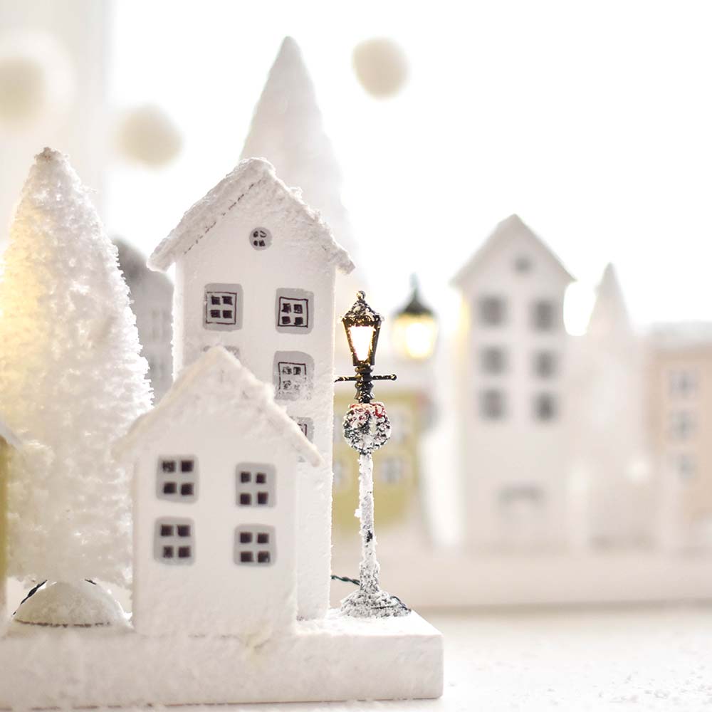 Ablakpárkányra /polcra karácsonyi havas, házikós dekoráció (kisváros)