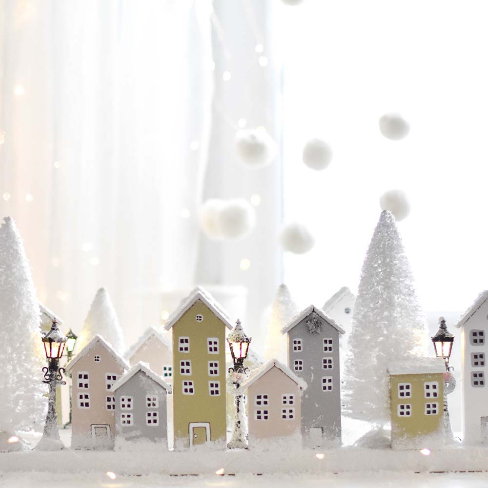 Ablakpárkányra /polcra karácsonyi havas, házikós dekoráció (kisváros)