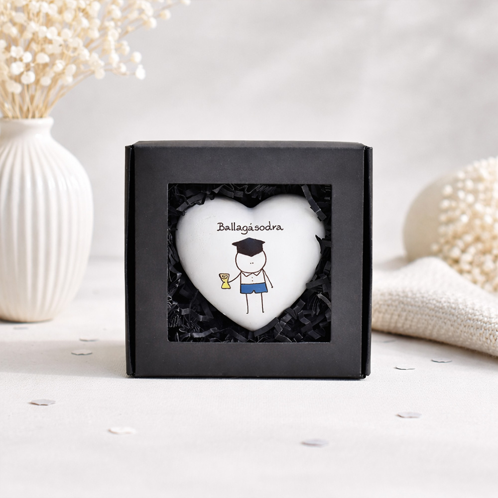 Ballagási ajándékdoboz fiúknak - egyedileg kérhető szívvel