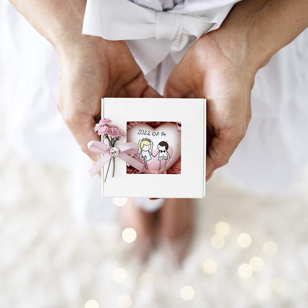 Esküvői szülőköszöntő ajándékszív díszdobozban, egyedi felirattal