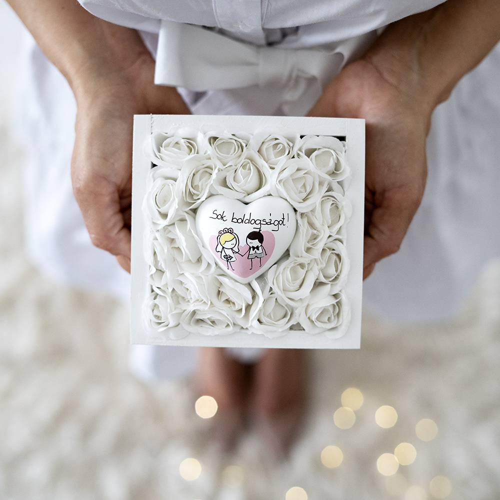 Szülőköszöntő ajándék – fehér rózsás fadoboz, esküvői szívvel