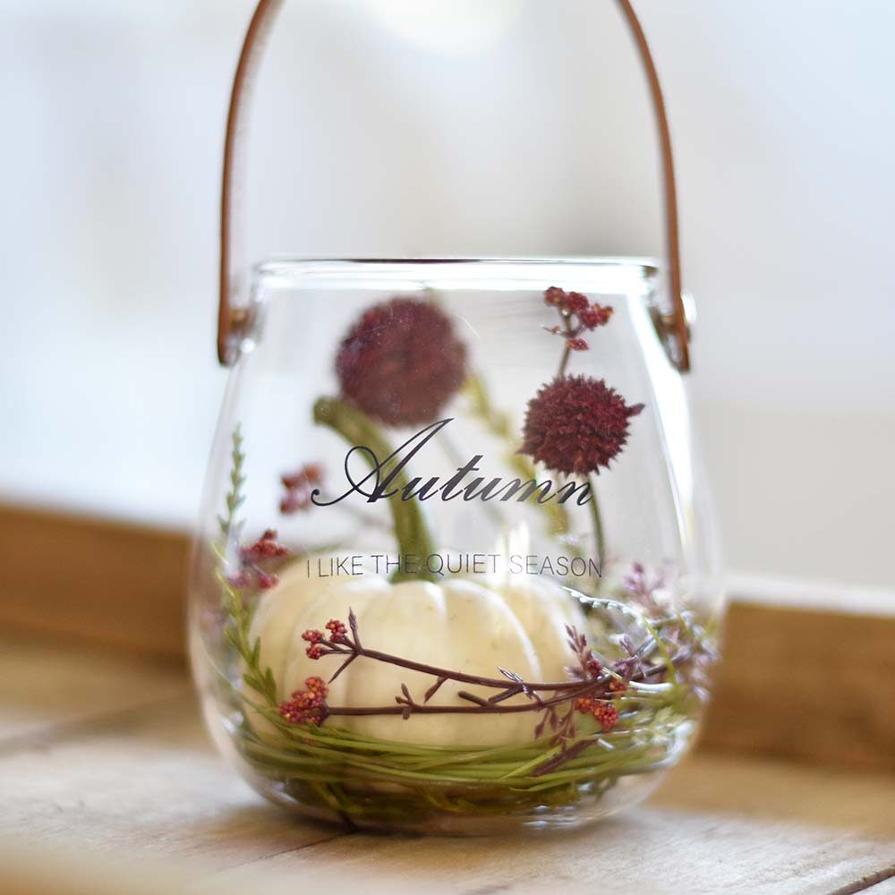 Őszi üveg termésekkel, selyemvirággal