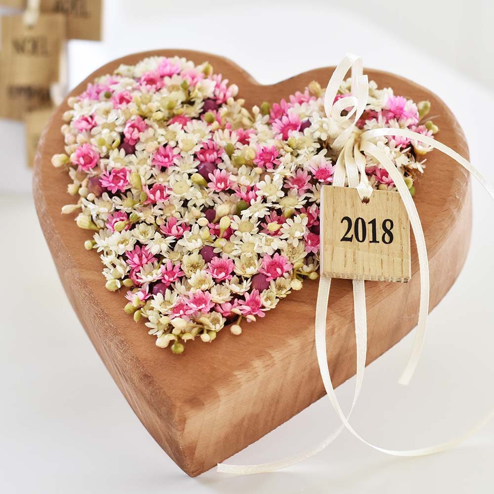 Egyedi osztályfőnök ajándék – szív alakú fa tál, korall és krém színű virágokkal