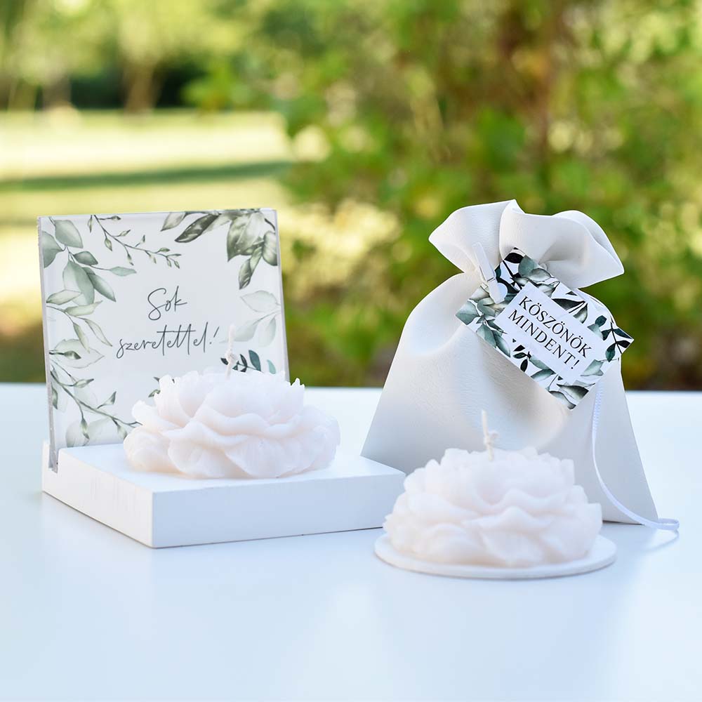 Esküvőre peónia alakú gyertya fehér műbőr szütyőben