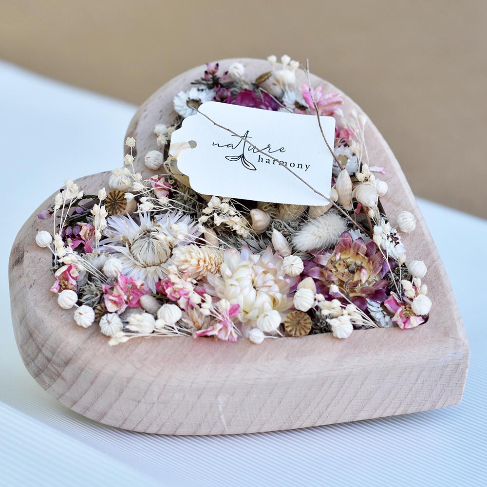 Különleges ajándék - fa szív szárított virágokkal dísztasakban