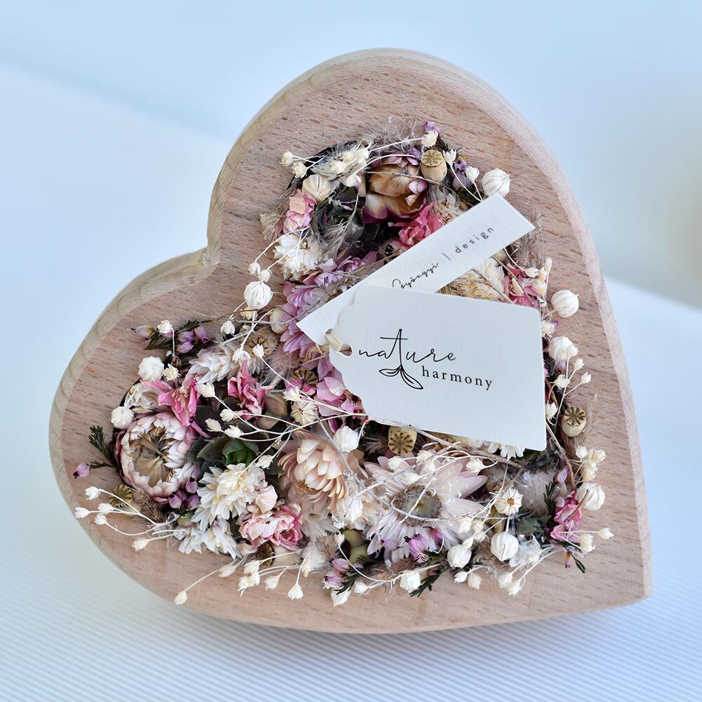 Különleges ajándék - fa szív szárított virágokkal dísztasakban