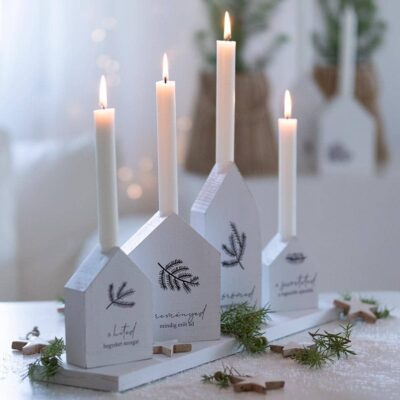 Fehér, modern adventi koszorú