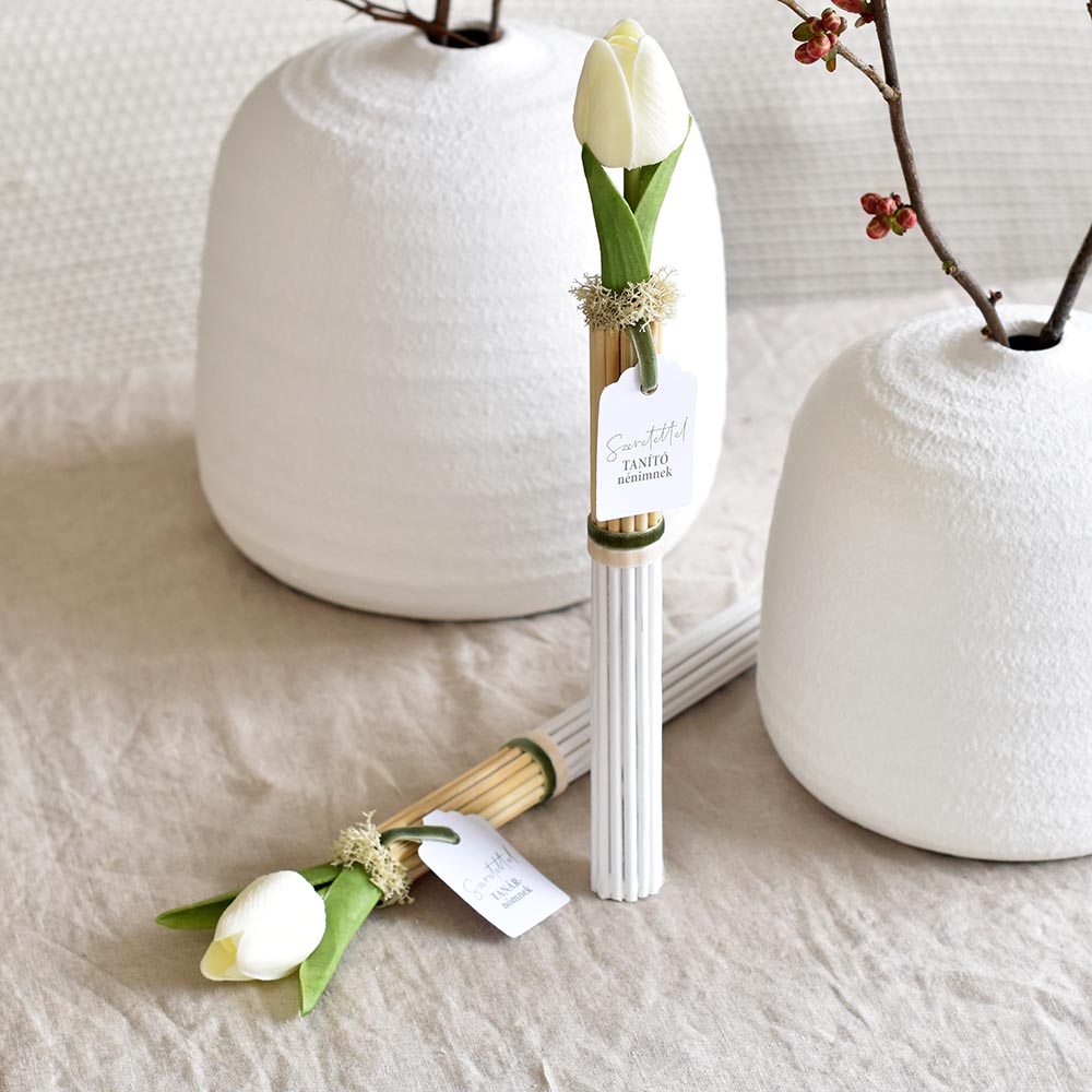 Pedagógus ajándék – rattan pálcás tulipán fehér színű