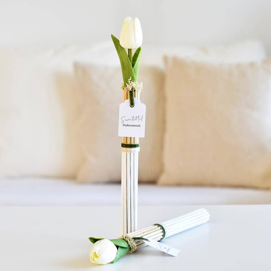 Pedagógus ajándék – rattan pálcás tulipán fehér színű, fémállvánnyal