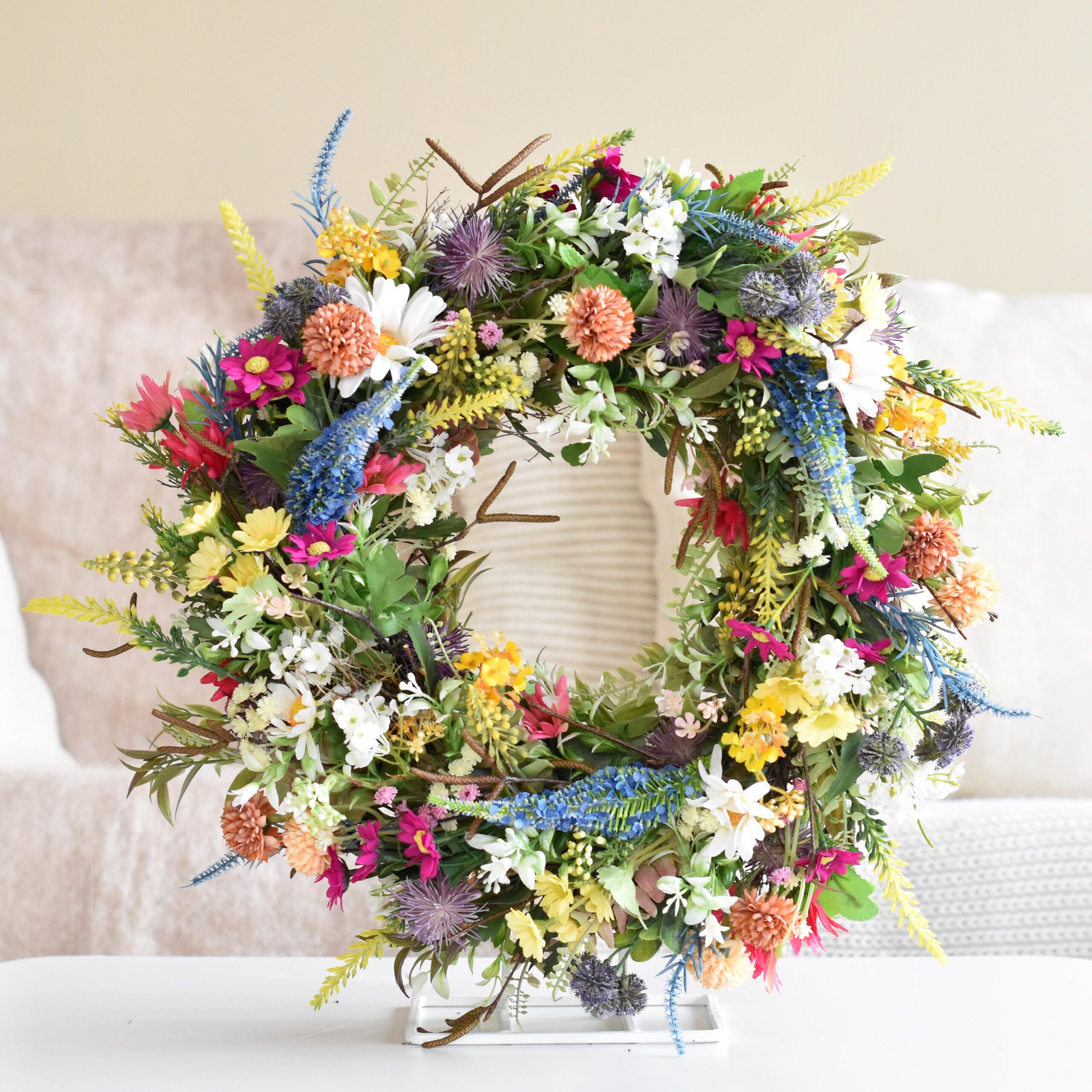 Élénk színű tavaszi koszorú dekoráció