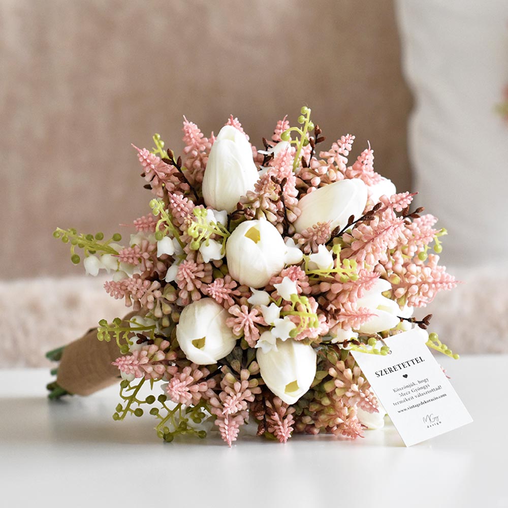 Pasztell rózsaszín és fehér virágcsokor