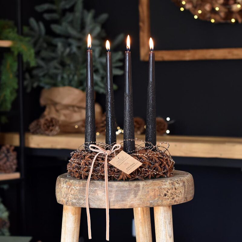 Adventi asztaldísz fekete gyertyákkal