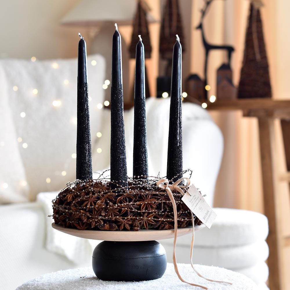 Adventi asztaldísz fekete gyertyákkal