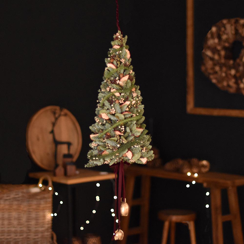 Természetes karácsonyi ajtódísz csengőkkel