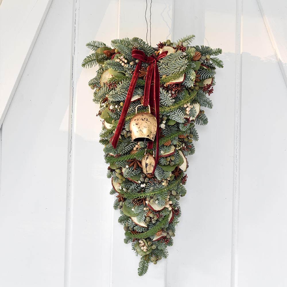 Természetes karácsonyi ajtódísz csengőkkel