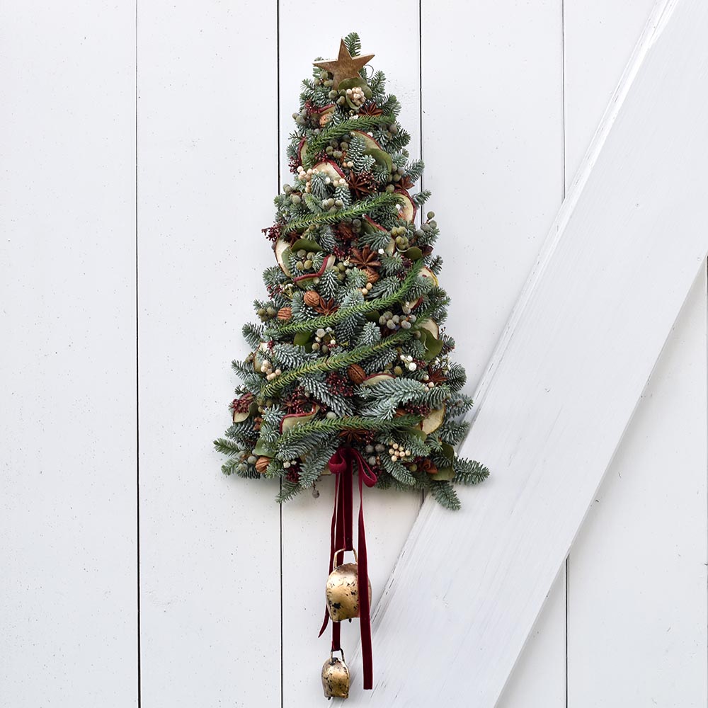 Természetes karácsonyi ajtódísz csengőkkel