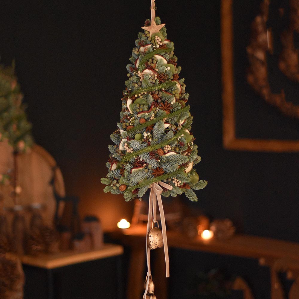 Természetes karácsonyi ajtódísz csengőkkel