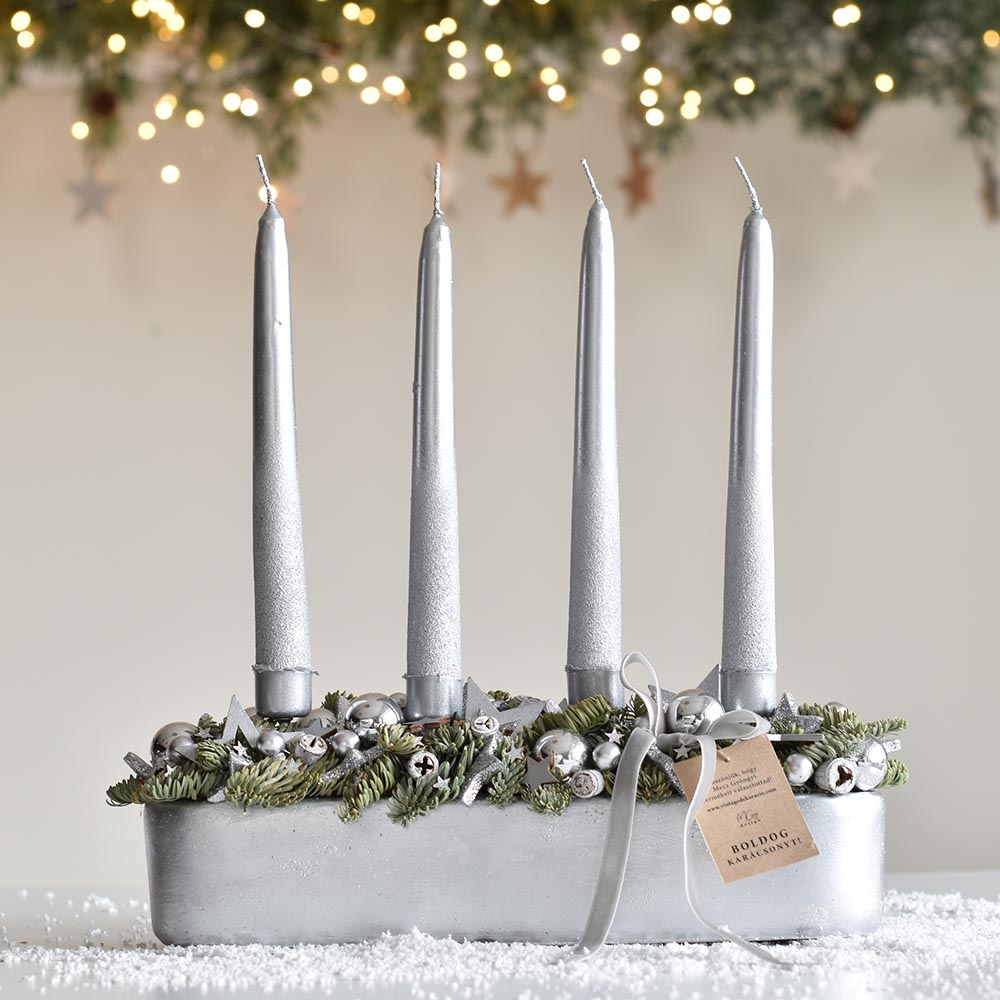 Adventi asztaldísz ezüst színben
