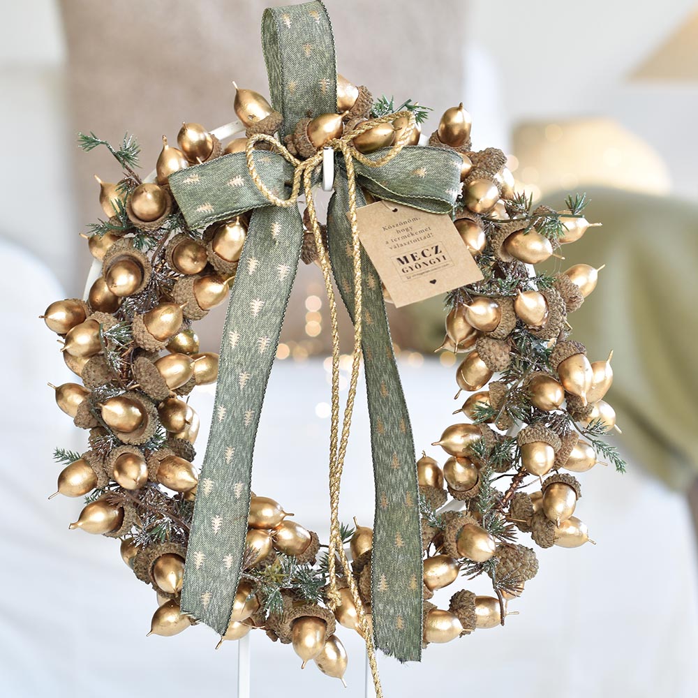 Karácsonyi ajtódísz arany makkokból