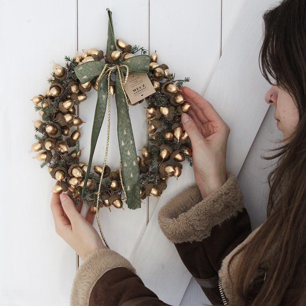 Karácsonyi ajtódísz arany makkokból