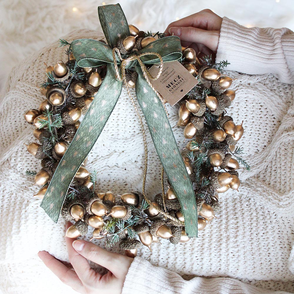 Karácsonyi ajtódísz arany makkokból