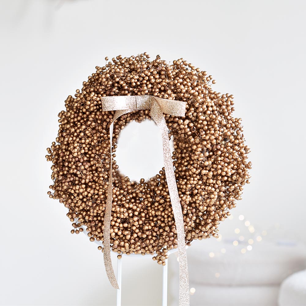 Karácsonyi ajtódísz arany színű bogyókból