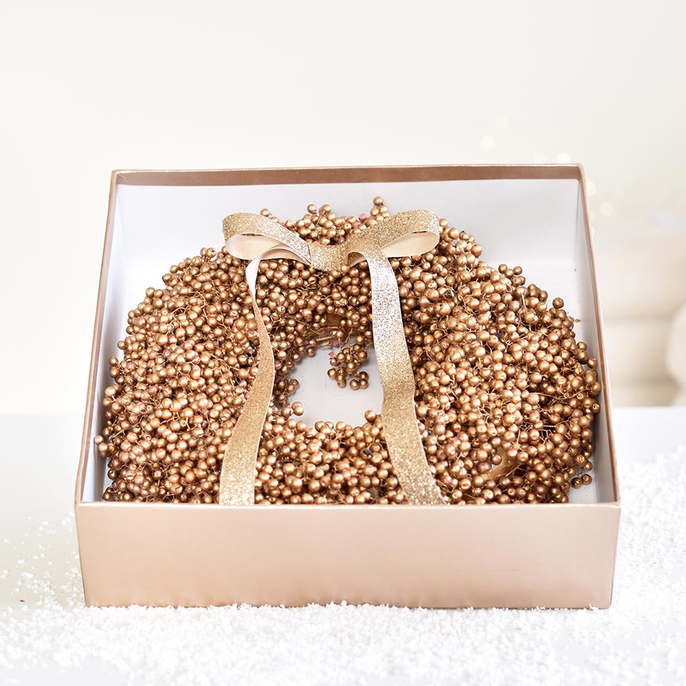 Karácsonyi ajtódísz arany színű bogyókból