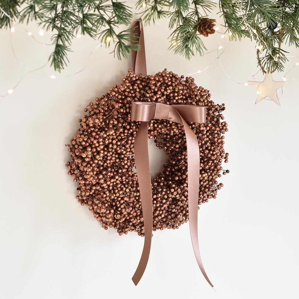 Karácsonyi ajtódísz bronz színű bogyókból