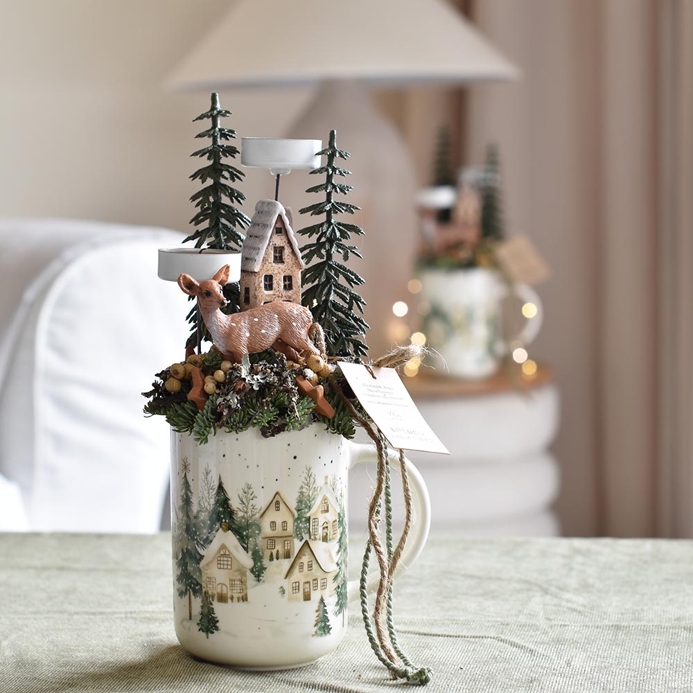 Karácsonyi asztaldísz - bögrés dekoráció őzikével