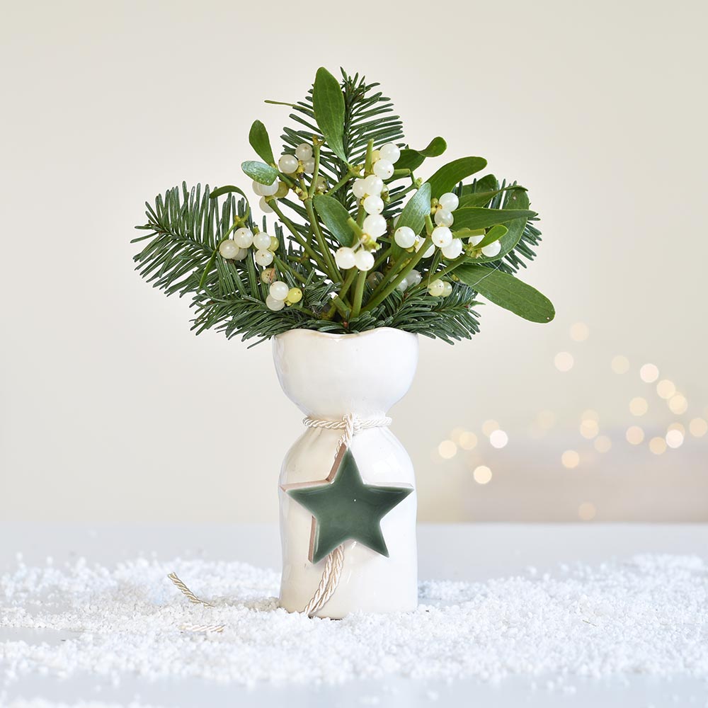 Kerámia váza fenyő-fagyöngy csokorral