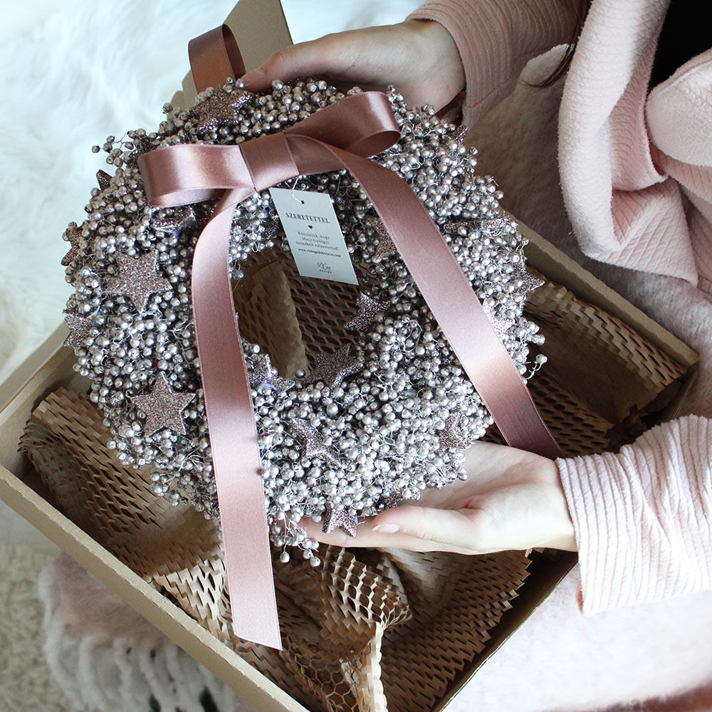 Rózsaarany karácsonyi ajtódísz csillagokkal