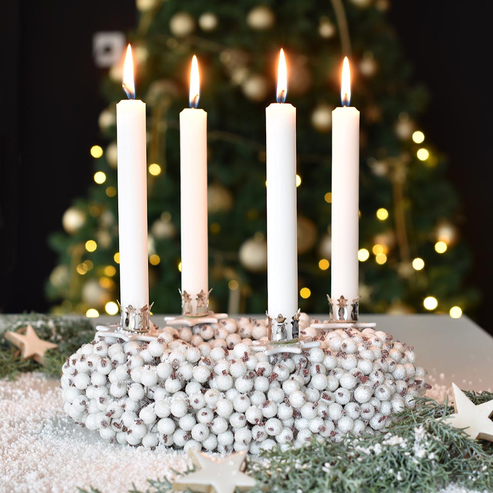 Fehér adventi asztaldísz