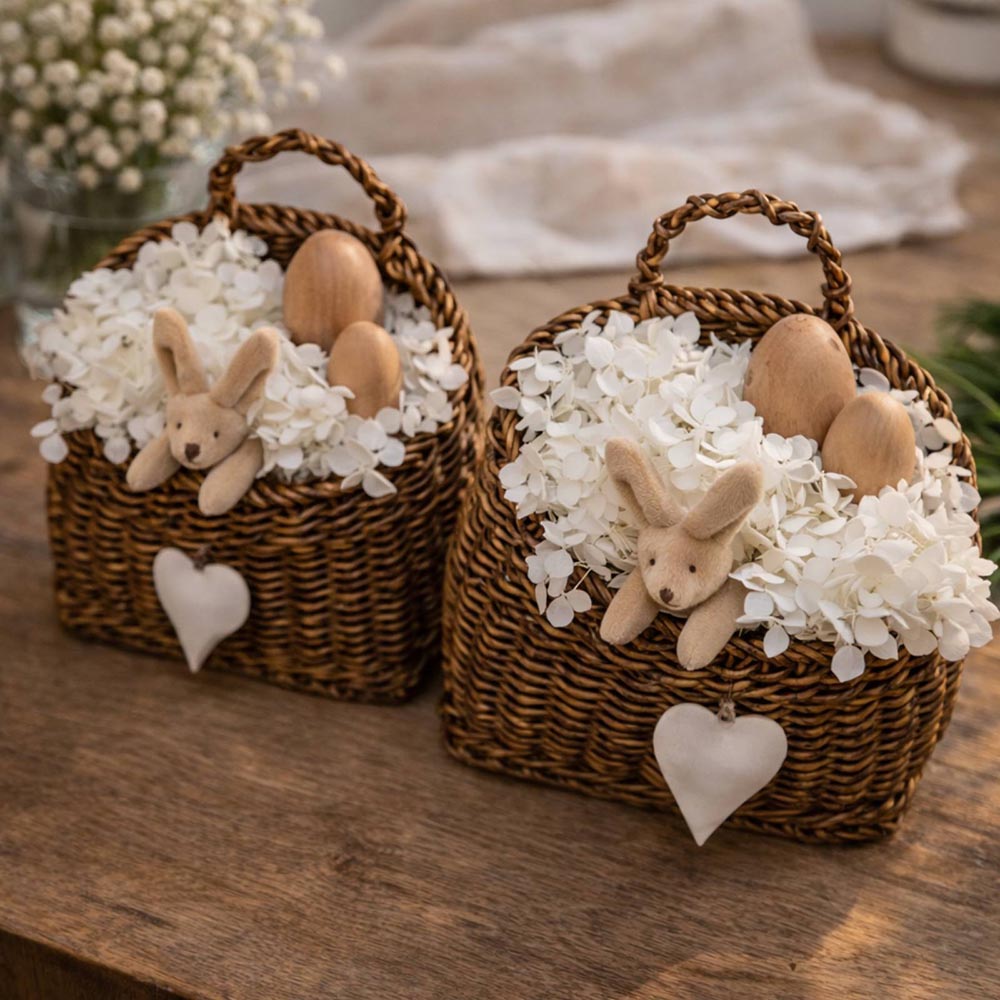 Húsvéti nyuszis kosár fehér virágokkal