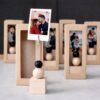 Valentin-napi fotótartó - szerelmes páros emléktartó fa talppal