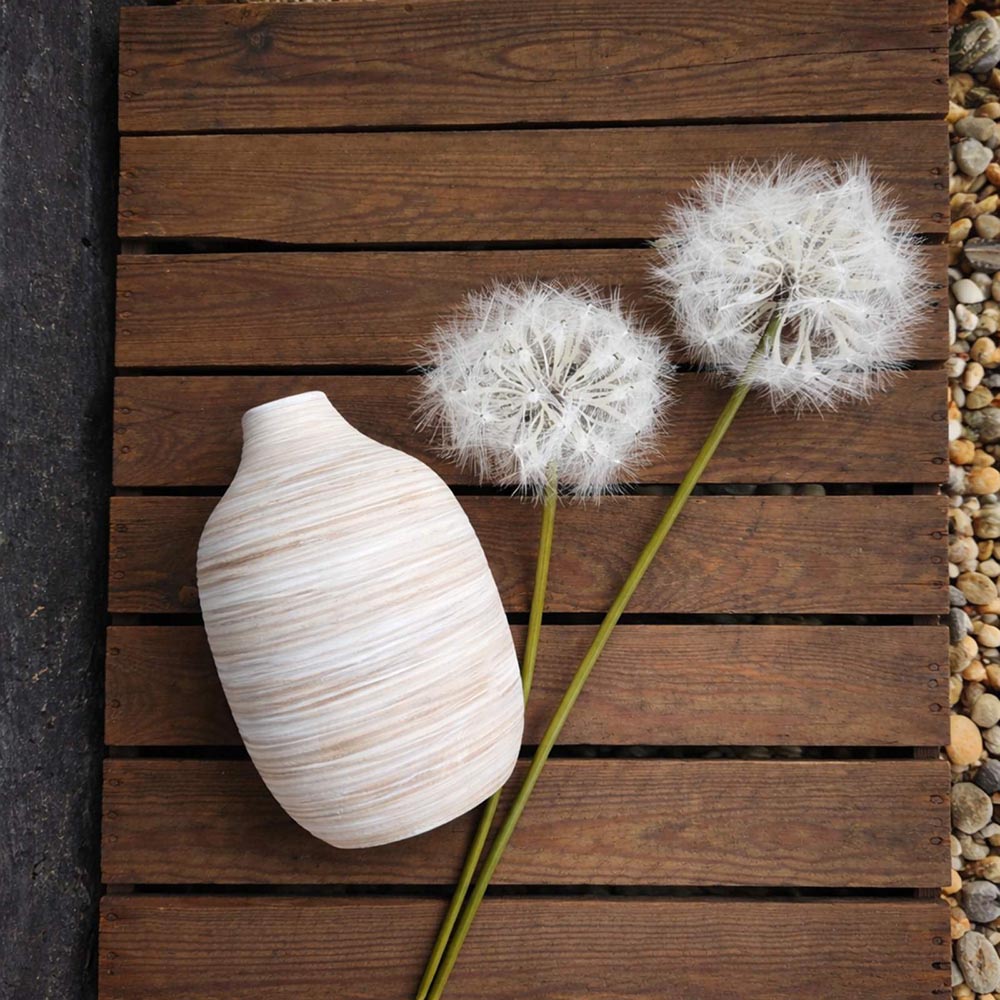 Csíkos kerámia váza élethű pitypanggal