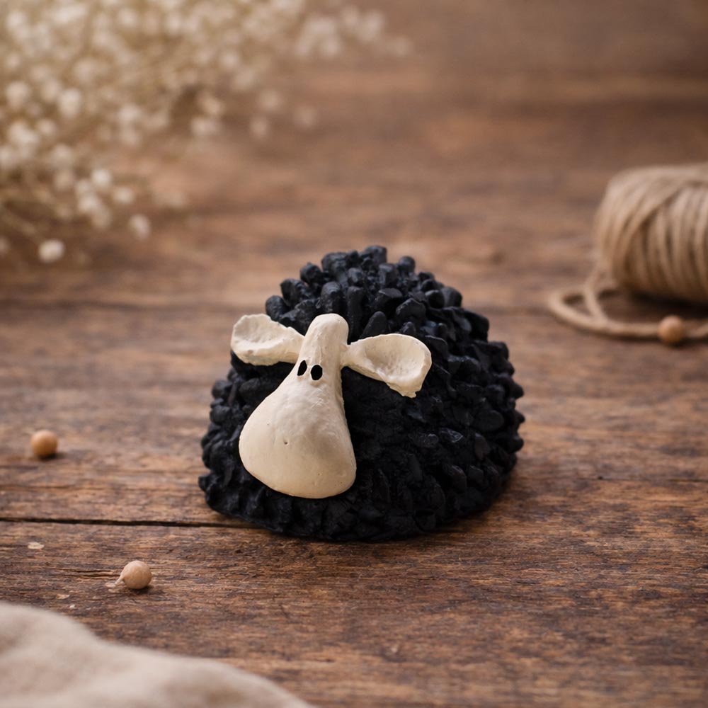 Fekete-bézs húsvéti bárány figura