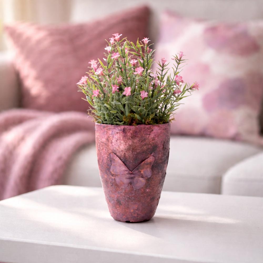 Mályva színű tavaszi kaspó pillangóval