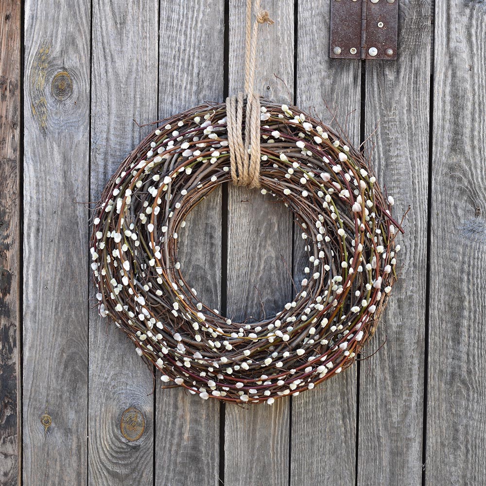 Nagyméretű fonott vessző koszorú barkaágakkal