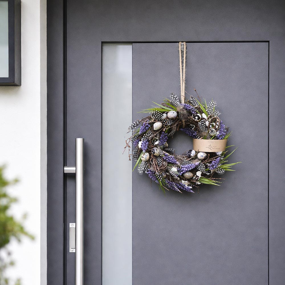 Tavaszi koszorú mű fürtös gyöngyikével és fürjtojásokkal