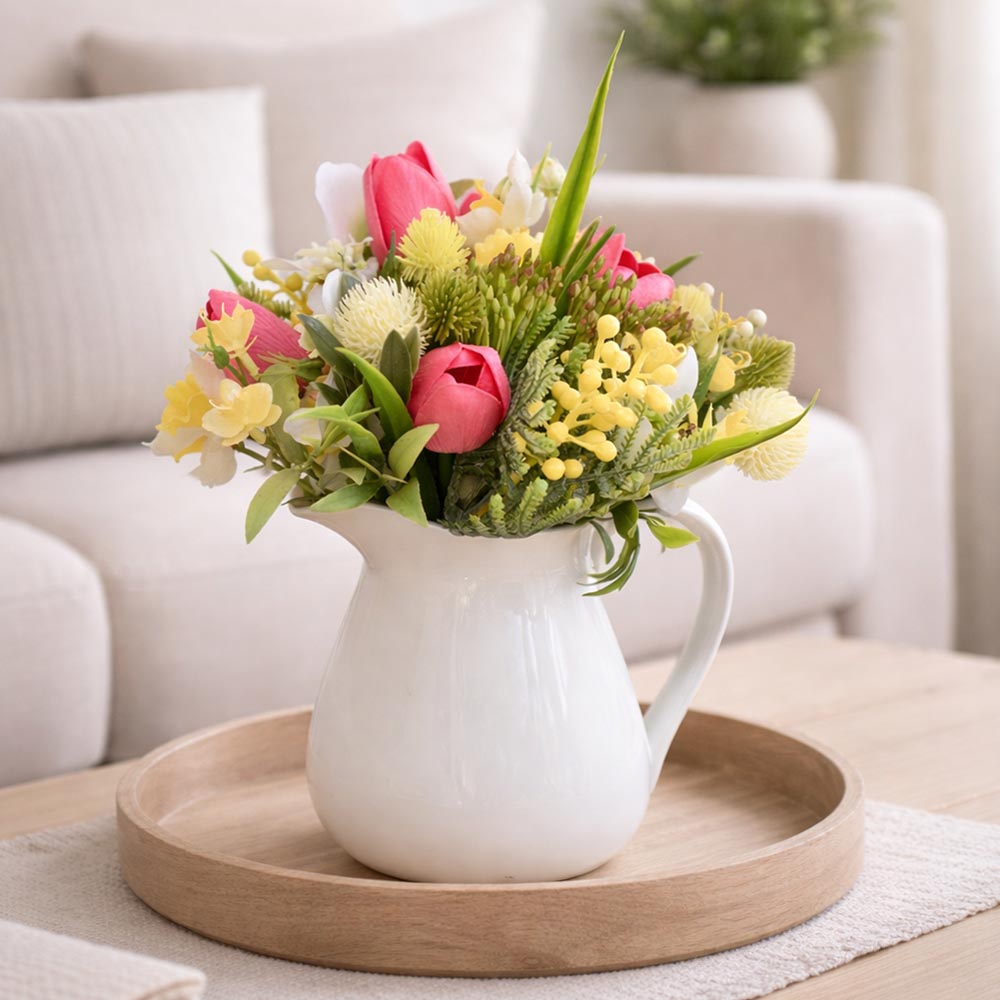 Tavaszi virágdekor fehér kancsóban