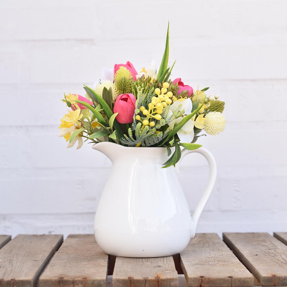 Tavaszi virágdekor fehér kancsóban