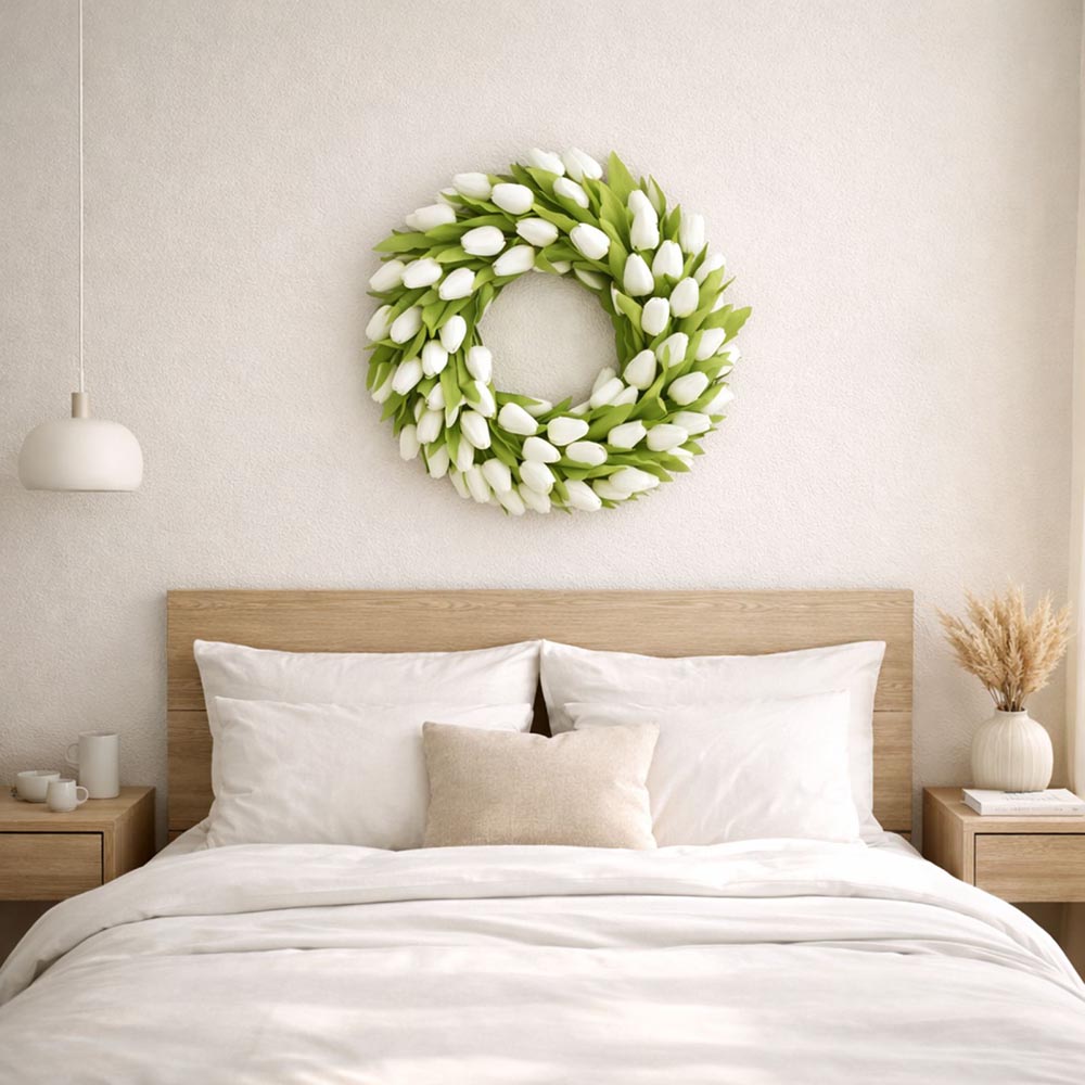 Törtfehér színű tulipán koszorú - tavaszi ajtódísz