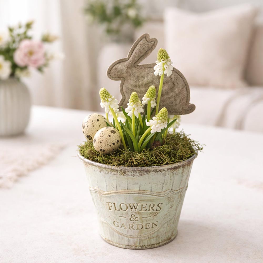 Alternative view of Húsvéti nyuszi kaspós asztaldísz élő fürtös gyöngyikével