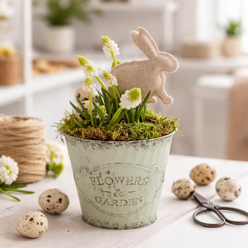 Húsvéti nyuszi kaspós asztaldísz élő fürtös gyöngyikével