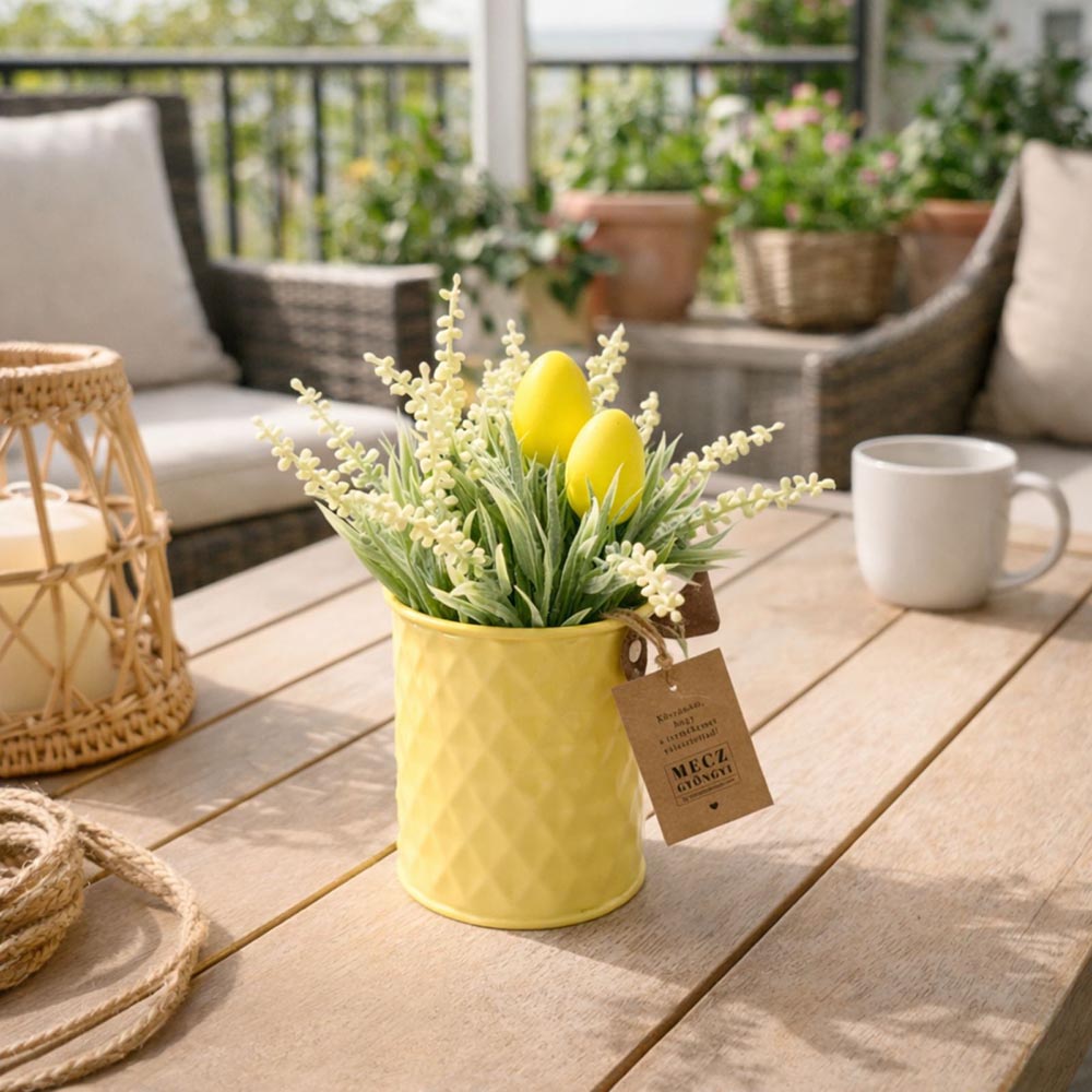 Húsvéti virág dekoráció tojásokkal kaspóban