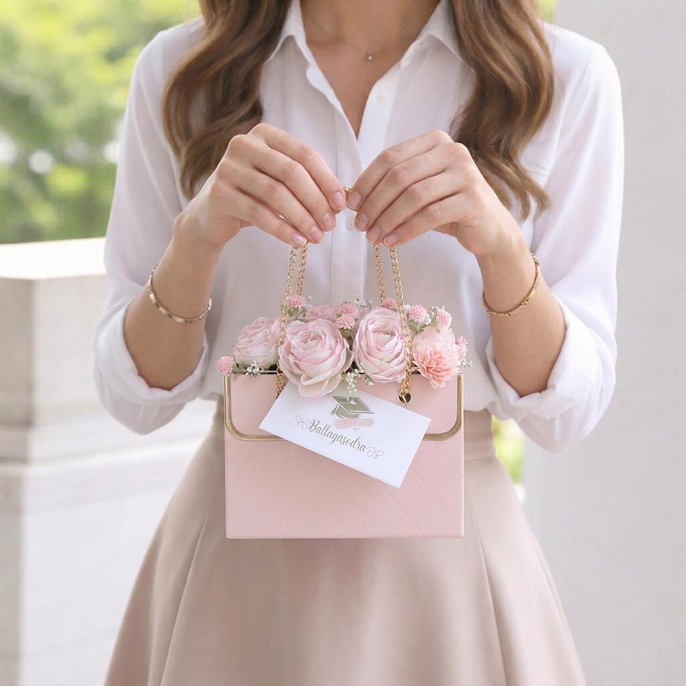 Alternative view of Ballagási virágtáska rózsákkal