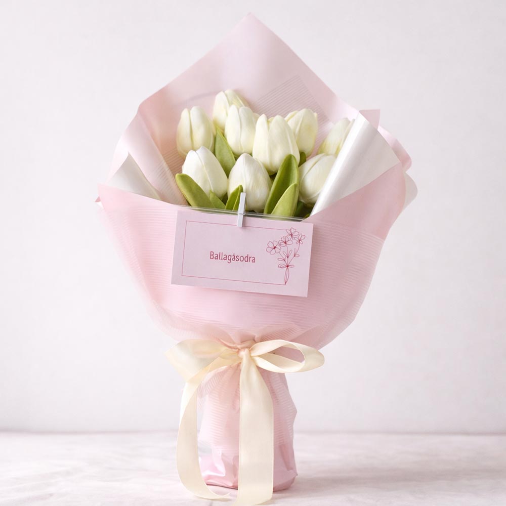 Elegáns ballagási csokor fehér tulipánokkal