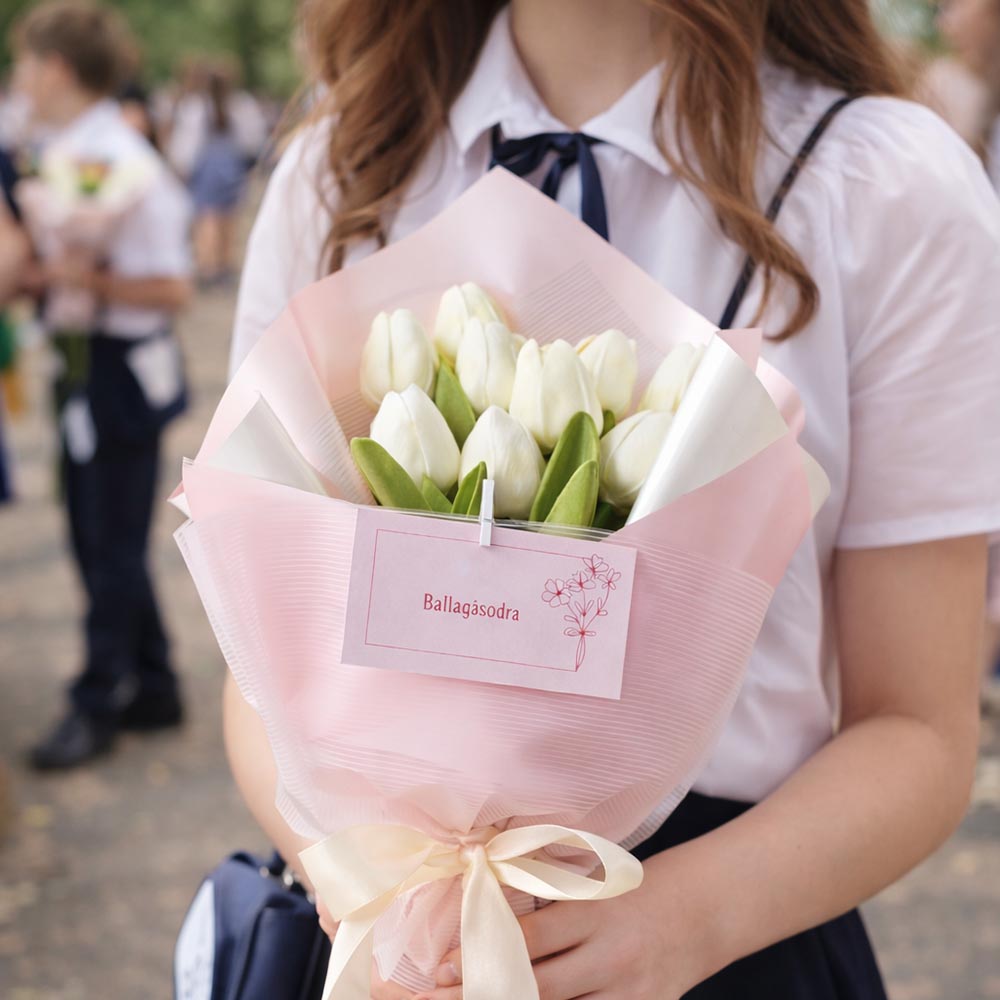 Elegáns ballagási csokor fehér tulipánokkal