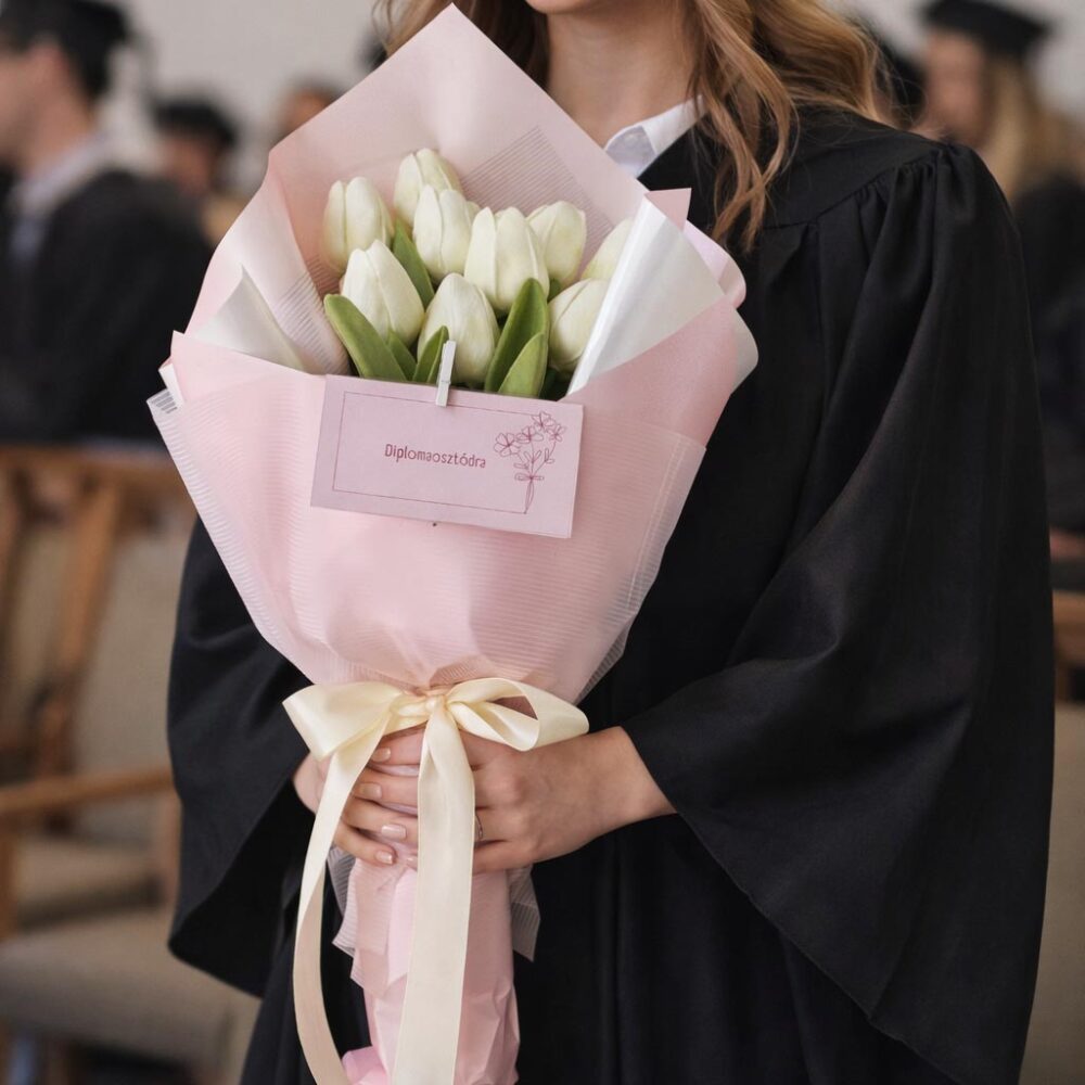 Elegáns ballagási csokor fehér tulipánokkal